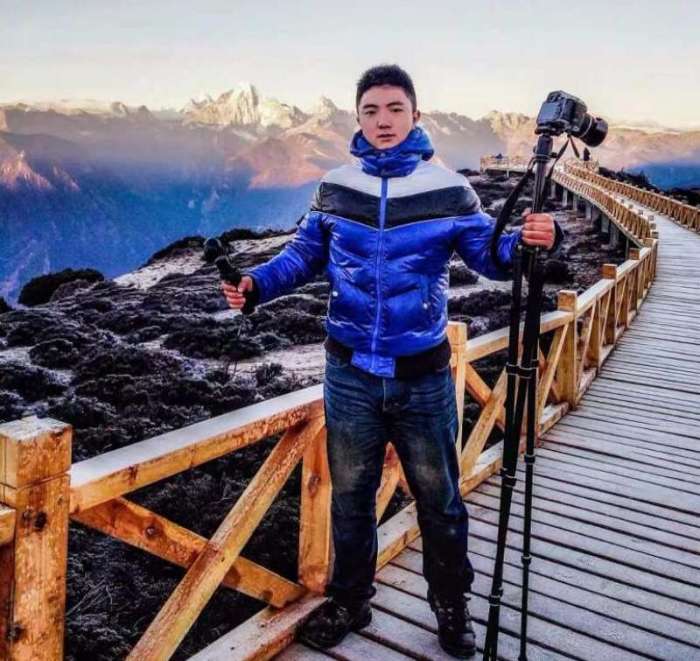 凭着一副好嗓子,徐浩伦担任过乐队主唱,后来靠着当酒吧驻唱积累的人脉